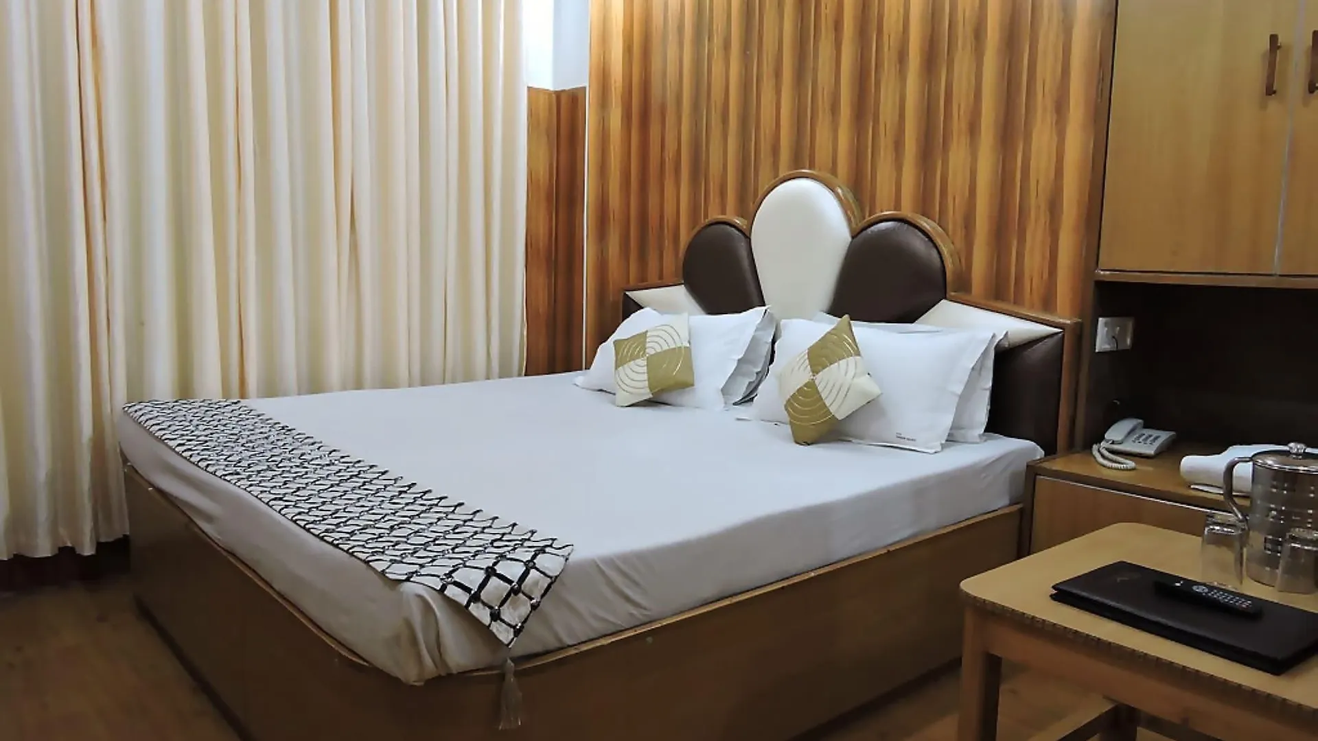 ***  Oyo 2400 Hotel Chaman Palace Shimla India