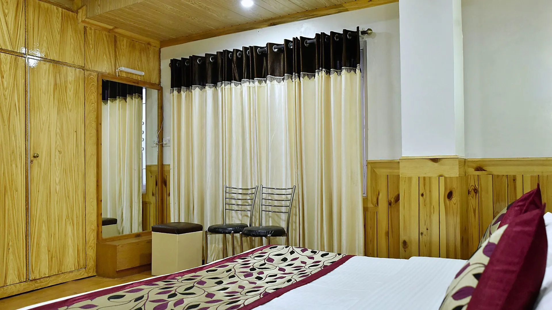 Oyo 2400 Hotel Chaman Palace Shimla 3*,  India
